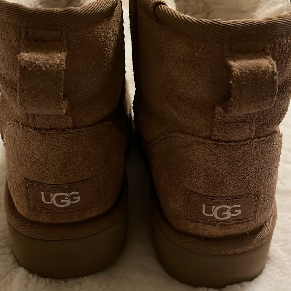 UGGS - Picture 3 of 6